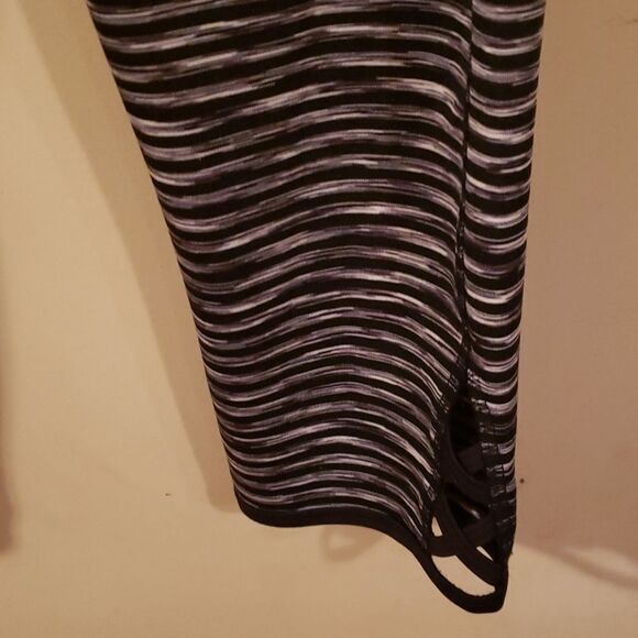 Athletic Collection Active Wear crop Size M - Picture 2 of 3